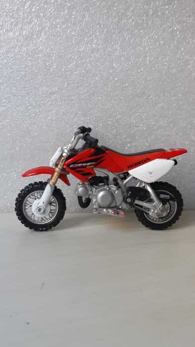 Vând motocicleta jucarie Honda CRF