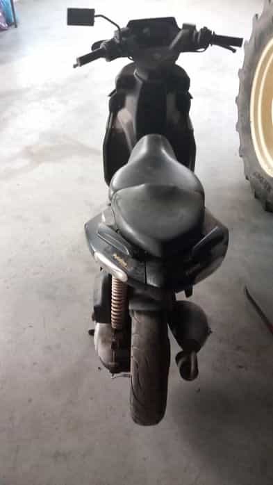 scuter apriliea este schimbat setul  am mai multe scutere mai inf la