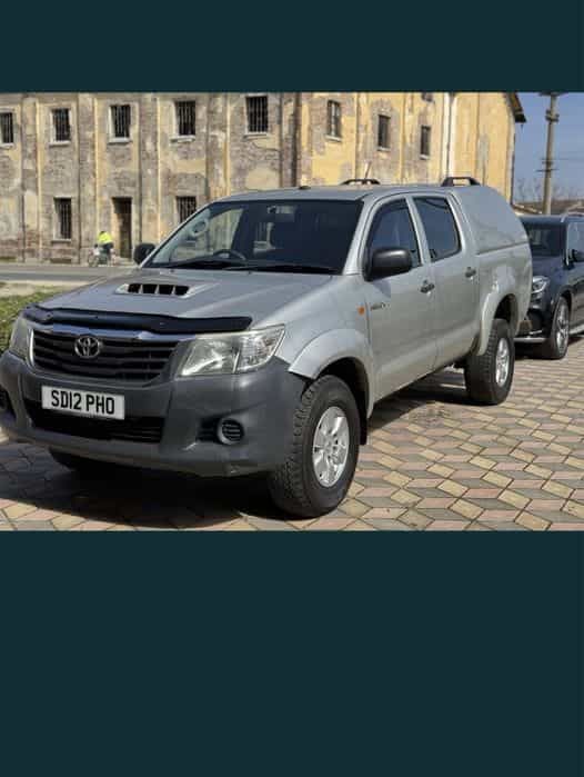Dezmembrez Toyota Hilux 2013