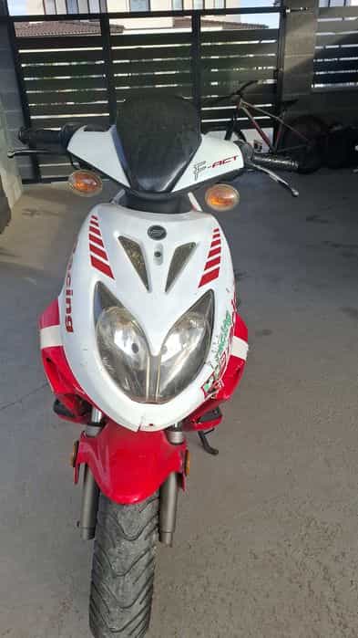 Vând scuter cu set de 80