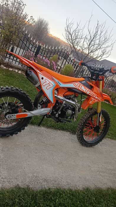 Vând cross 125cc portocaliu, nou nouț folosit doar de 2 ori