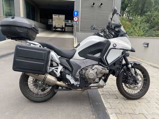 Motocicleta Honda VFR1200XD Crosstourer.