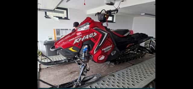 Snowmobil Polaris khaos
