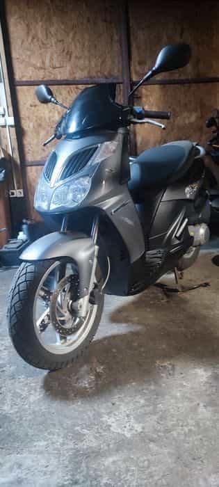 Scuter Aprilia Sportcity 125 in 4 timpo