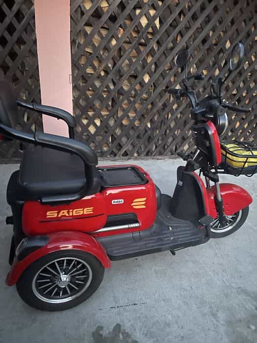 Scuter electric cu trei roți (model Saige Rabbit)