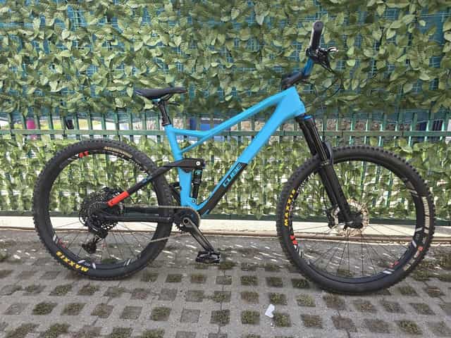 Bicicleta CUBE Stereo Race carbon.