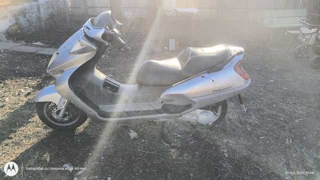 Vând scuter honda 250 motorul merge ff bun ceva probleme estetice