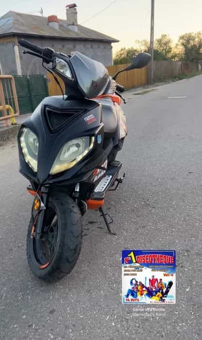 Vând scuter Explorer 2t 49cc sau schimb cu calculator