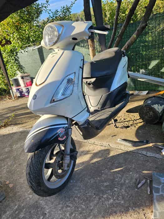 Scuter Piaggio Fly 2012