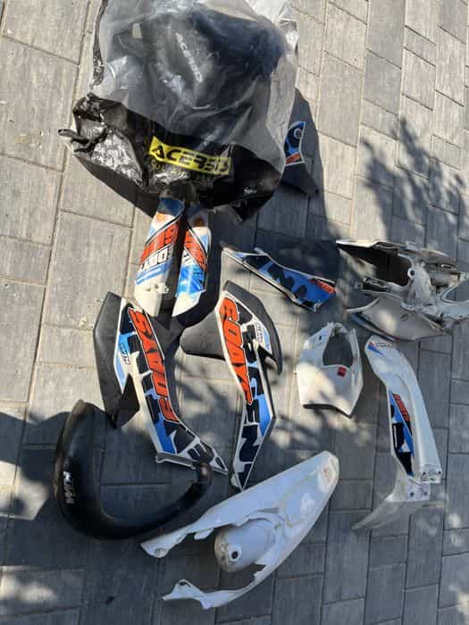 Vând carene KTM 300