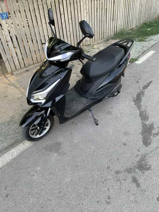 Scuter z tech stare ca nou