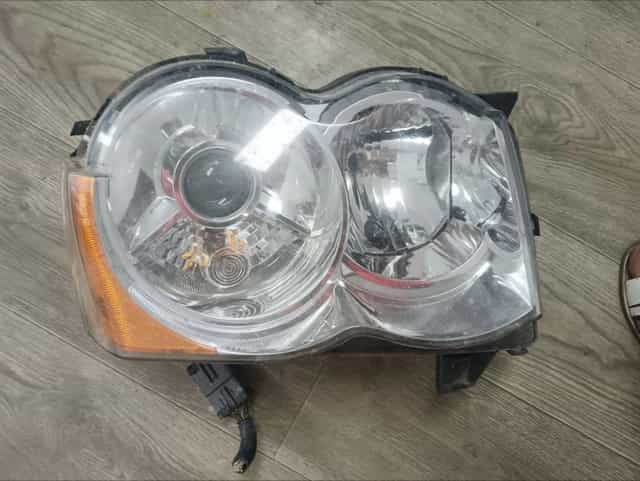 Far dreapta xenon jeep grand cherokee 2003-2010