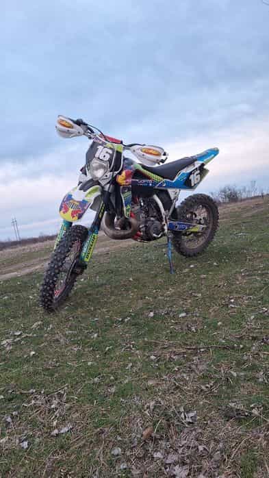 Vând Husqwarna WR300