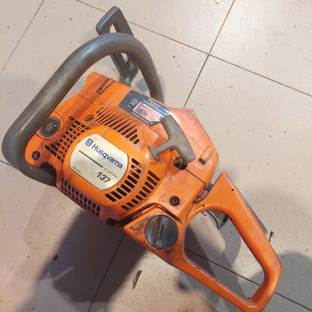 Vând drujba Husqvarna 137