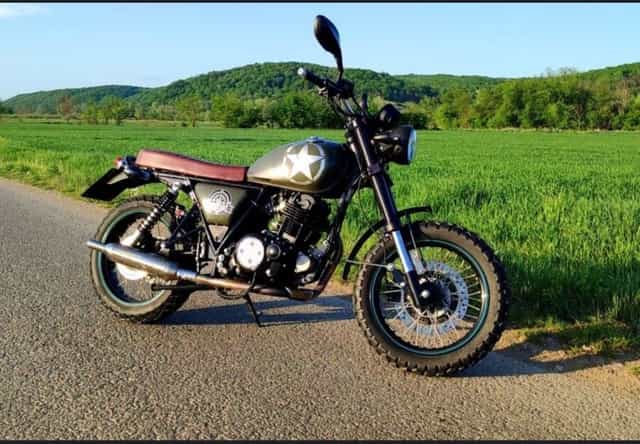 Motocicleta 250 cc motorizare Suzuki