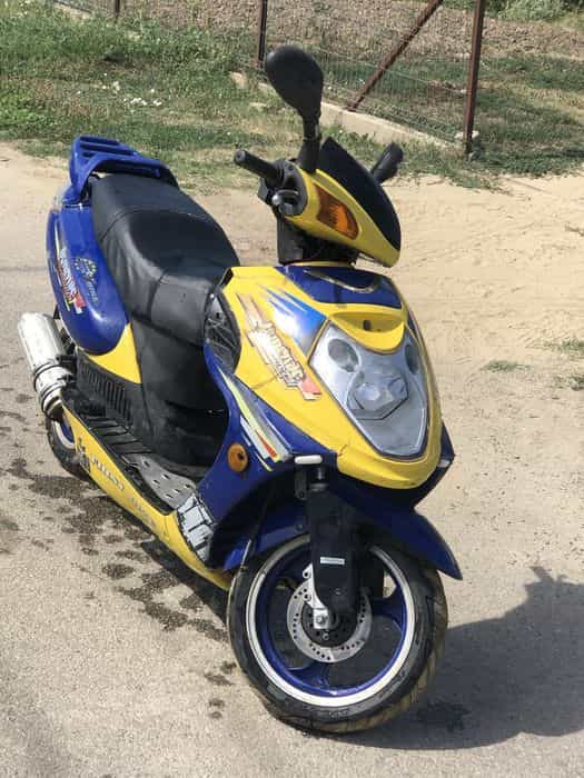 De vnzare scuter  80 cc pentru piese