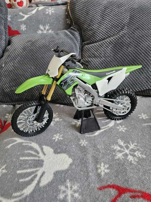 Macheta motocicleta kawasaki KX450F scara 1:6 lungime 35 cm noua