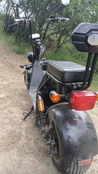 Vand scuteru electric functioneaza perfect nici un defect !!