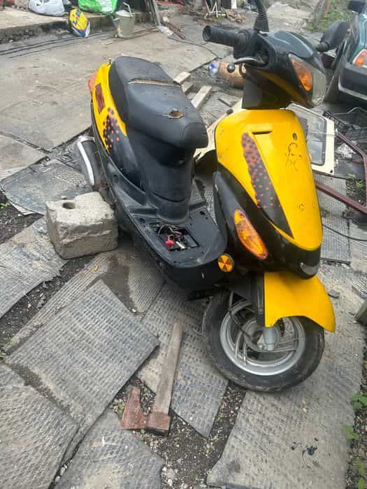 Vând 2 scutere, 500 lei fix, ambele