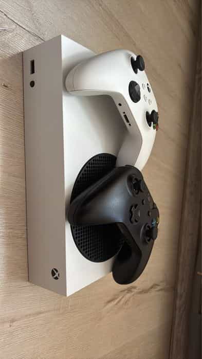 Xbox Series S cu 2 controllere