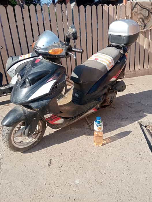 Vând sau schimb 3 scutere