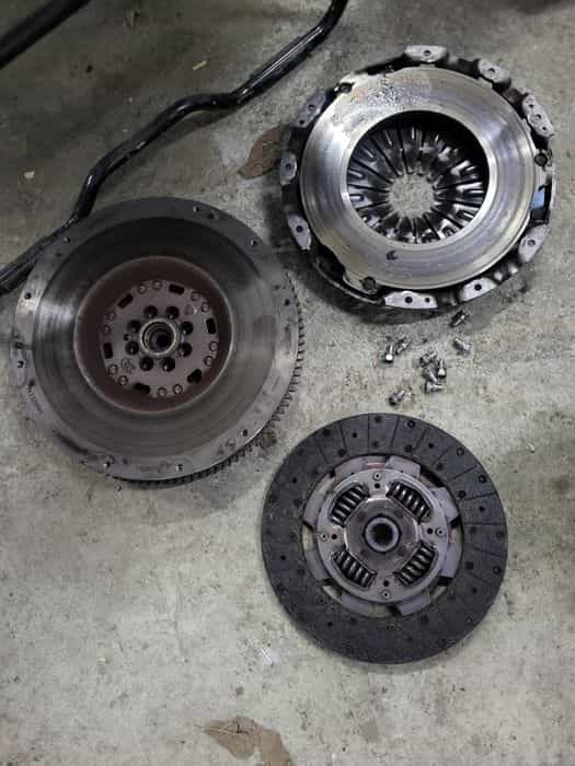Ambreiaj cu volanta nissan navara d40 2.5 diesel an 2012