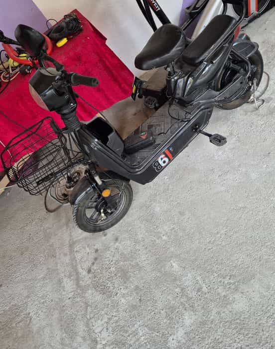 Vând Scuter Electric cu Pedale.