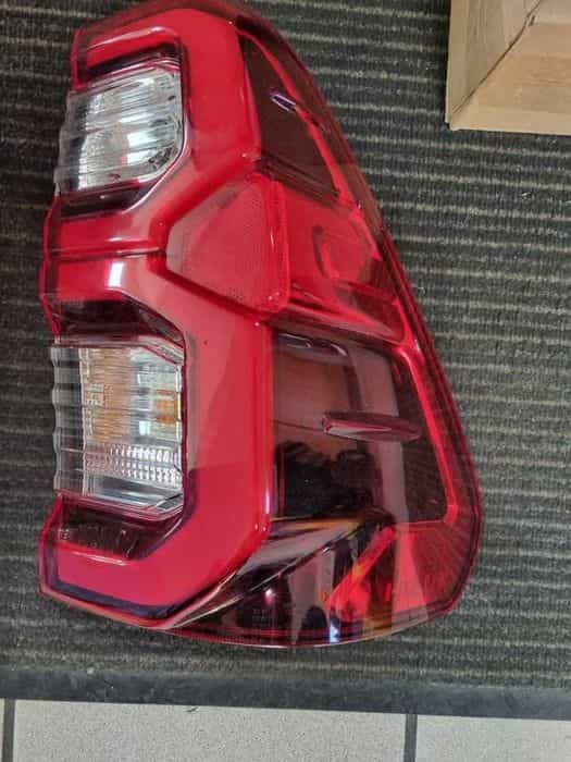 stopuri led  toyota hilux 2023