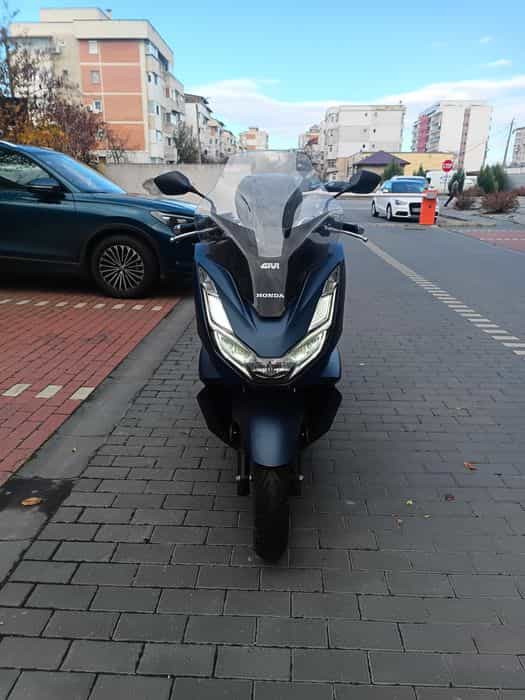 Vând/schimb Honda PCX 125,2024, ABS,top case+parbriz Givi, full Led