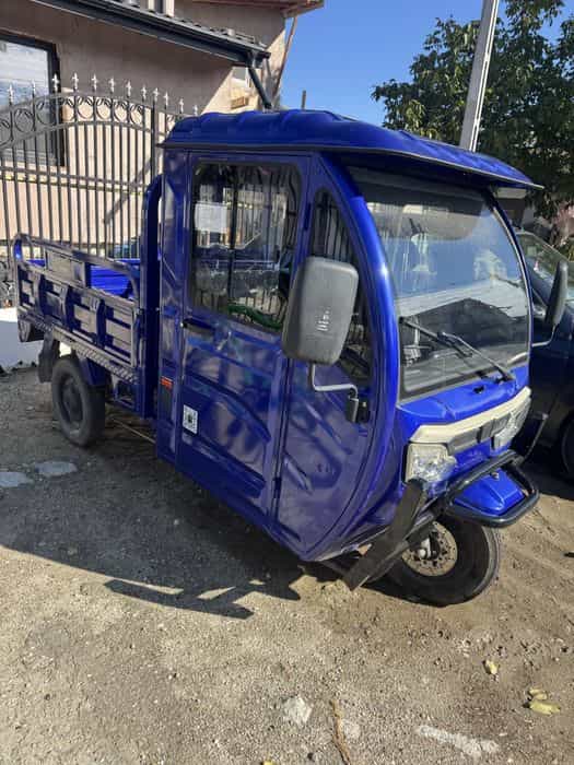 Triciclu electric cu cabină închisă