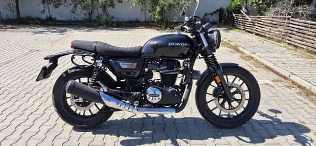 Motocicleta Honda GB 350S cu accesorii originale