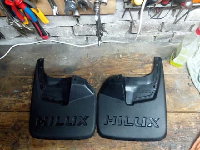 Chlapacze Toyota  Hilux