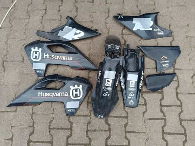 Plastiki  Husqvarna Fc 250 i inne KTM osłona carbon