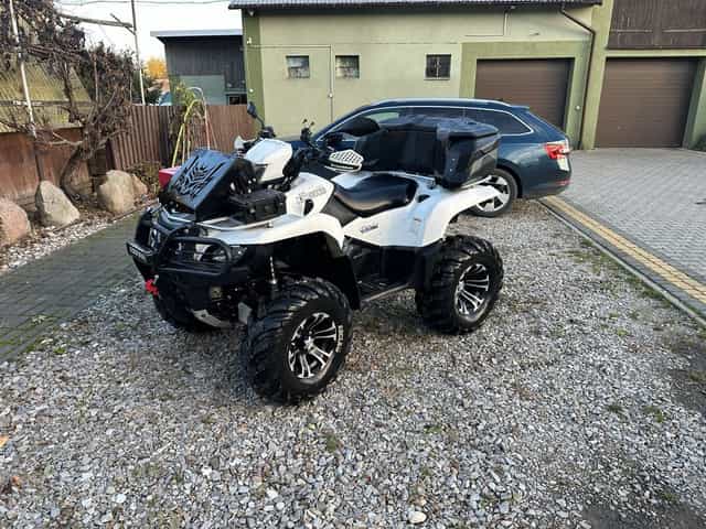 Quad Suzuki Kingquad LTA 750 z plugiem do sniegu