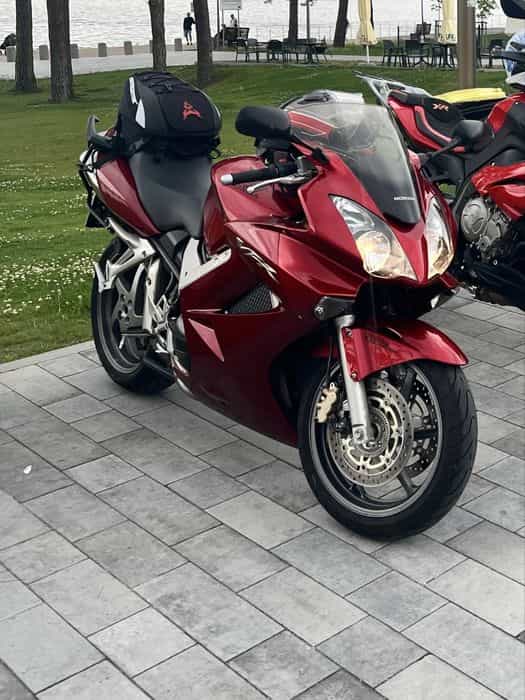 Honda VFR800A 2008 rok z Dual ABS
