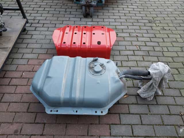 Nissan Patrol Y60 zbiornik paliwa z czujnikiem osłona zbiornika