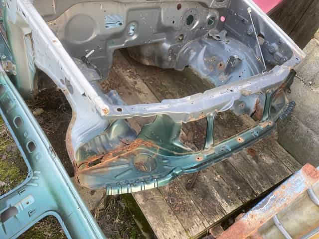 SUZUKI JIMNY 98-12 pas przedni