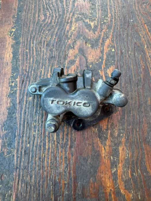 tokico lewy zacisk przod przedni hamulca kawasaki KFX 700 r 04-11