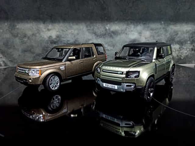 1:24 Land Rover Defender i Discovery