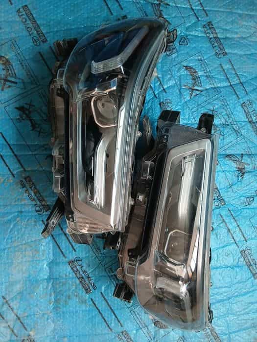 Lampa przednia lewa prawa TOYOTA HILUX VIII lift  19- komplet