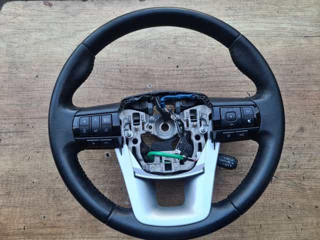 Toyota Hilux VIII 2.4d 20r kierownica skóra tempomat multifunkcja