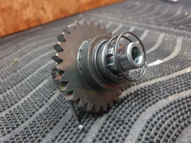 Suzuki rm 250 99r. Mechanizm kopniaka wałek kopki