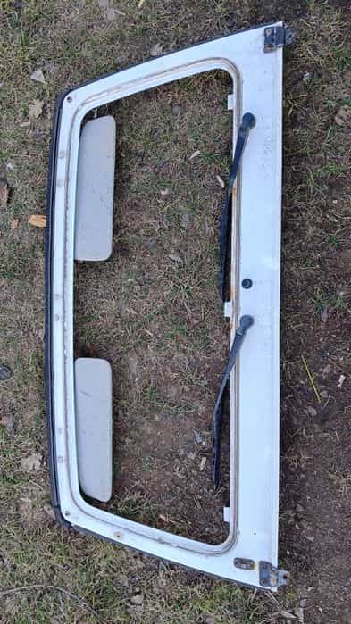 Suzuki Samurai Samuraj przednia ramka z mechanizmem wycieraczek