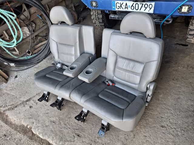 Fotele Nissan patrol gr y61 drugi rząd Stan bardzo dobry skóra