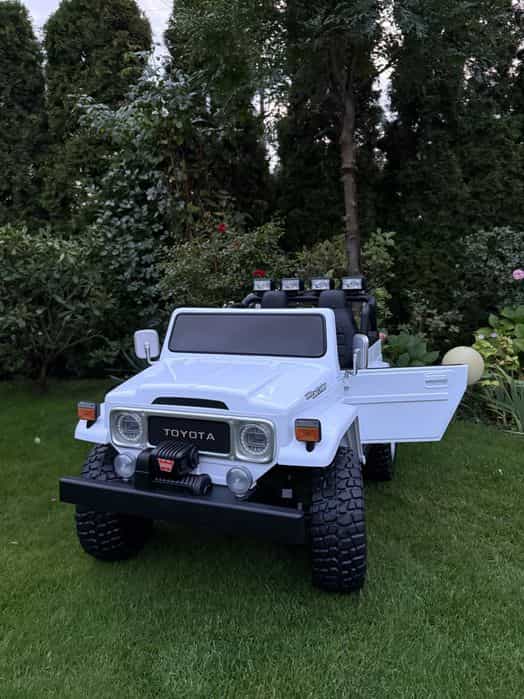 Samochód elektryczny dla dzieci Toyota Land Cruiser
