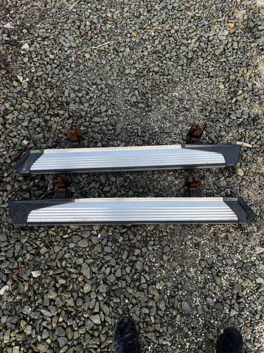 Oryginalne progi aluminiowe Nissan Patrol Y61 krótki