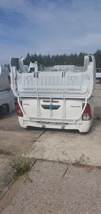 Toyota Hilux 2023r. paka skrzynia ładunkowa klapa lampy NOWE!