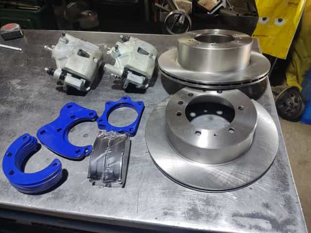 Zestaw hamulcowy hamulce tarczowe tył jarzma Nissan patrol k160 k260