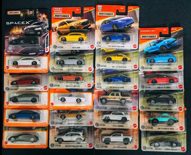 Matchbox zestaw 23 szt (Tesla, Audi, Mercedes, Toyota, Porsche) skala 1:64 + pudełko