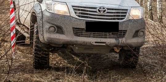 Przedni zderzak Toyota HILUX 2013
